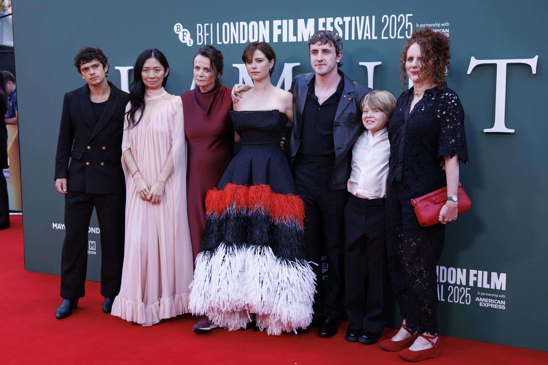 Imagen de archivo de la directora Chloe Zhao, los actores Emily Watson, Jessie Buckley,Paul Mescal, Jacobi Jupe y la escritora Maggie O'Farrellen en el estreno de 'Hamnet' en Londres. EFE/EPA/TOLGA AKMEN