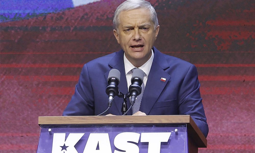 El presidente electo de Chile, el ultraderechista José Antonio Kast, pronuncia un discurso este domingo, en Santiago (Chile). EFE/ Elvis González