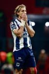 Sergio Canales, del Monterrey, reacciona este sábado por la eliminación de su equipo en las semifinales del torneo Apertura de México a manos del Toluca. EFE/Felipe Gutiérrez