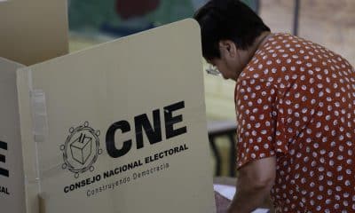 Una persona vota este domingo en Tegucigalpa (Honduras). EFE/ Carlos Lemos