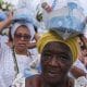Devotos de Iemanjá participan en una ceremonia religiosa este lunes, en la playa de Copacabana en Río de Janeiro (Brasil). EFE/André Coelho