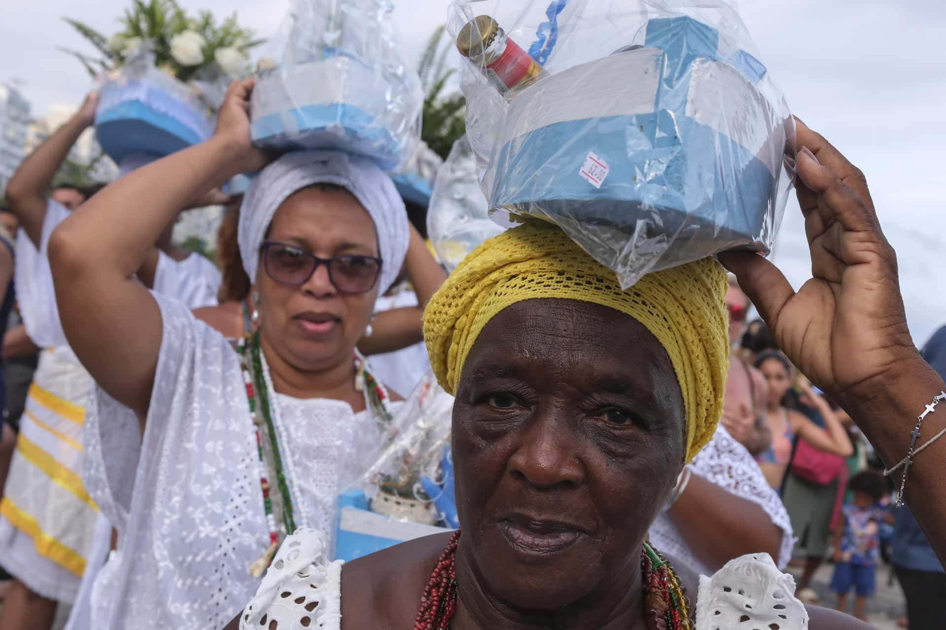 Devotos de Iemanjá participan en una ceremonia religiosa este lunes, en la playa de Copacabana en Río de Janeiro (Brasil). EFE/André Coelho