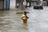 COLOMBO (Sri Lanka), 02/12/2025.- People wade through a flooded road after heavy rainfall in a suburb of Colombo, Sri Lanka, 02 December 2025. Many parts of the island have been inundated due to heavy rains. According to the Sri Lanka Disaster Management Center, more than 400 people have been killed, and 330 are missing around the country. EFE/EPA/CHAMILA KARUNARATHNE