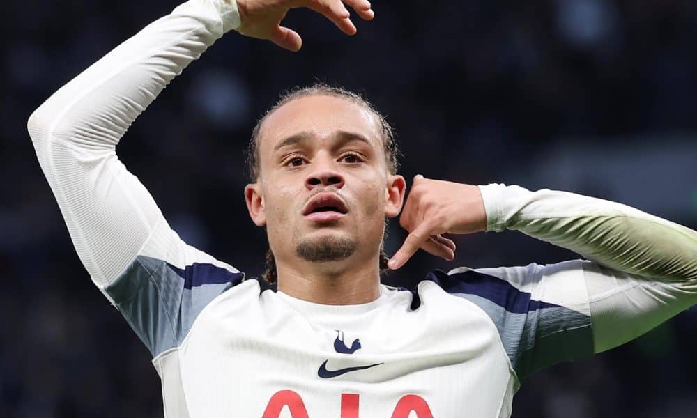 El jugador del Tottenham Xavi Simons posa tras lograr el 2-0 durante el partido de la Premier League que han jugado Tottenham Hotspur y Brentford en Londres, Reino Unido. EFE/EPA/ANDY RAIN