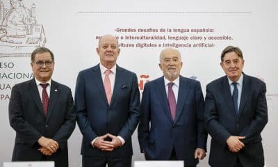 El director de la Real Academia de la Lengua Española, Santiago Muñoz Machado (2d), el director del Instituto Cervantes, Luis García Montero (d), el presidente del grupo de trabajo del X Congreso Internacional de la Lengua Española (CILE), Carlos Chávez-Tafur (2i), y el embajador peruano en España, Luis Iberico Núñez, en una foto de archivo de la presentación en el Instituto Cervantes en Madrid del X CILE de Arequipa (Perú). EFE/ Daniel González