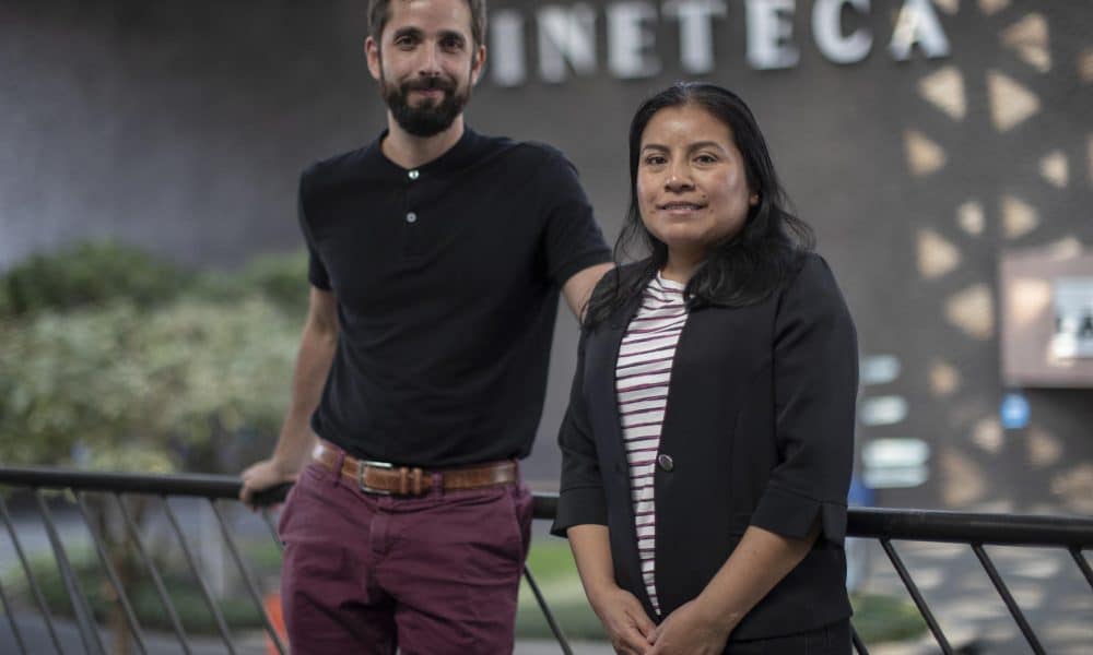 La bióloga y actriz mexicana Carolina Guzmán (d) y el director de cine Pablo Pérez Lombardini posan durante una entrevista este viernes, en Ciudad de México (México). EFE/ Isaac Esquivel