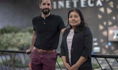 La bióloga y actriz mexicana Carolina Guzmán (d) y el director de cine Pablo Pérez Lombardini posan durante una entrevista este viernes, en Ciudad de México (México). EFE/ Isaac Esquivel