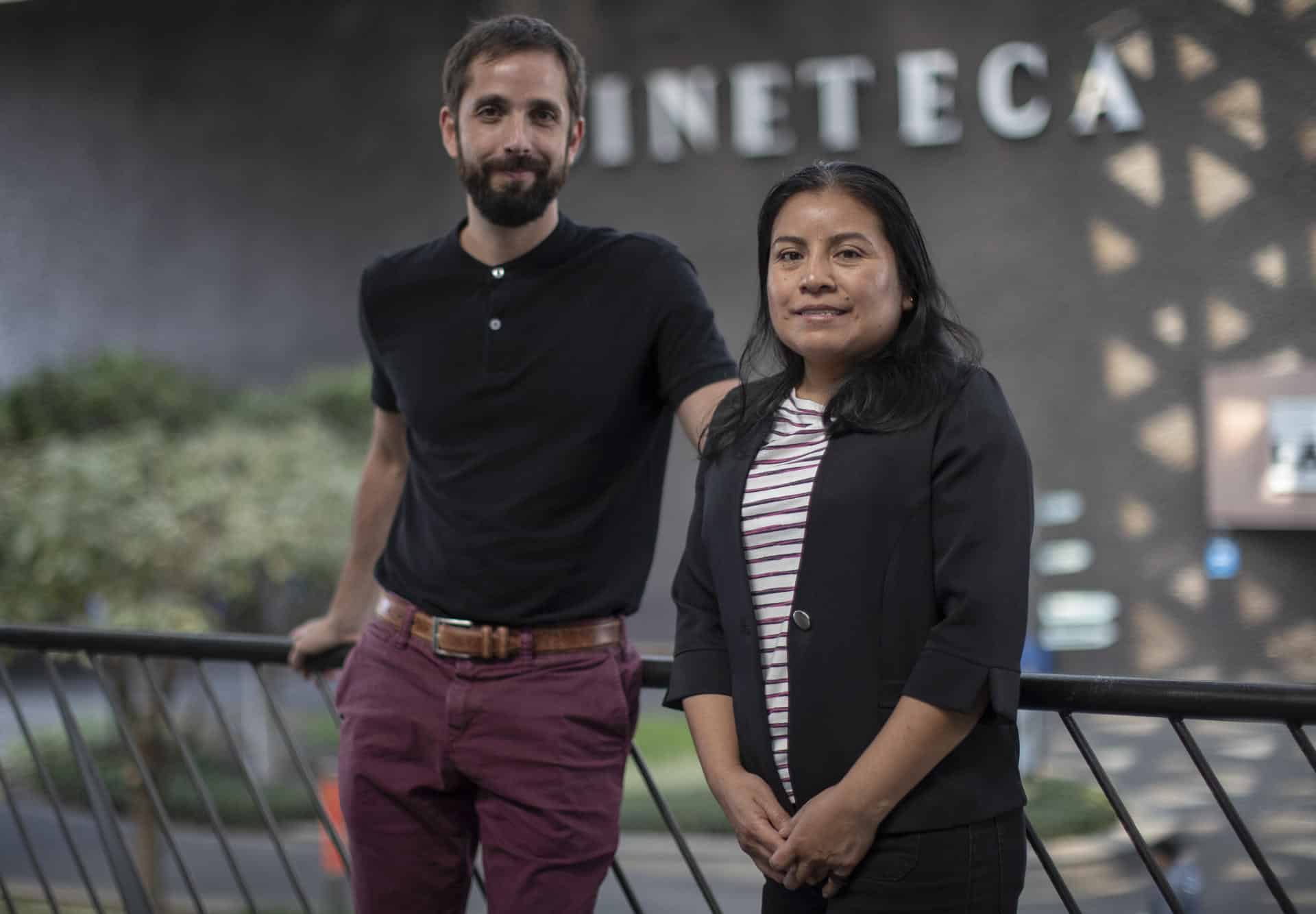 La bióloga y actriz mexicana Carolina Guzmán (d) y el director de cine Pablo Pérez Lombardini posan durante una entrevista este viernes, en Ciudad de México (México). EFE/ Isaac Esquivel