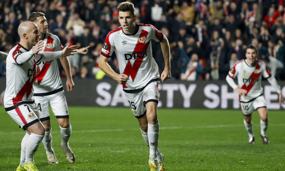 El centrocampista del Rayo Gerard Gumbau (2-d) celebra tras marcar el segundo gol, durante el partido de la Liga Conferencia que Rayo Vallecano y Drita Gjilan disputan este jueves en el estadio de Vallecas, en Madrid. EFE/Juanjo Martín