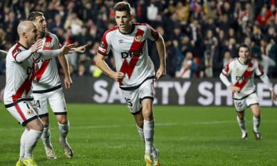 El centrocampista del Rayo Gerard Gumbau (2-d) celebra tras marcar el segundo gol, durante el partido de la Liga Conferencia que Rayo Vallecano y Drita Gjilan disputan este jueves en el estadio de Vallecas, en Madrid. EFE/Juanjo Martín