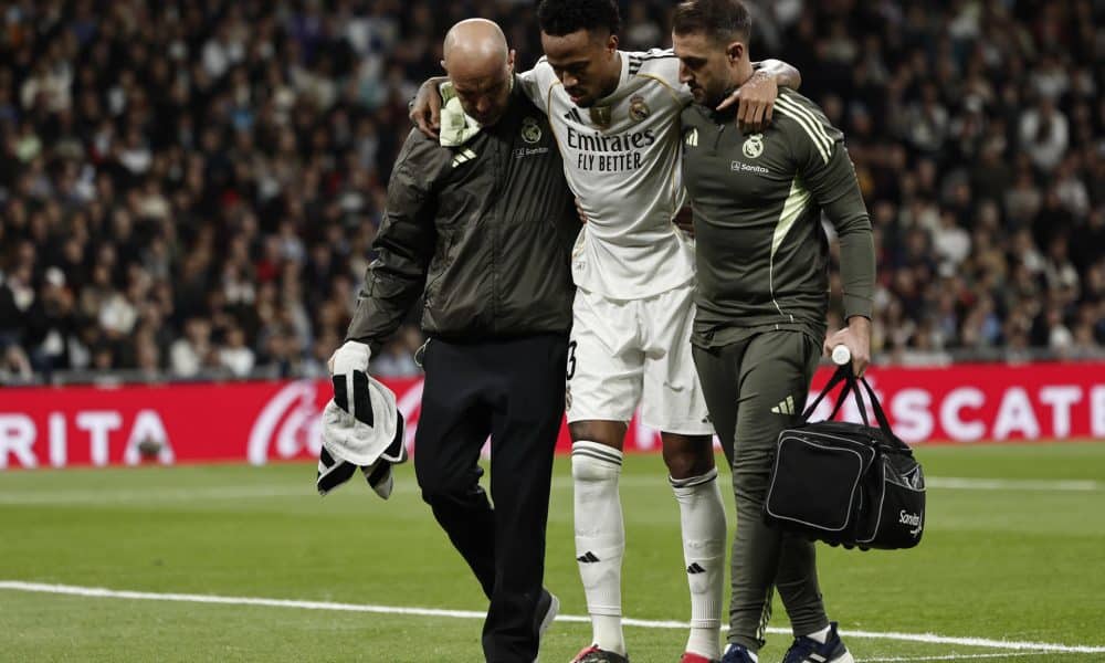 El defensa del Real Madrid Éder Militão se retira lesionado, durante el partido de la jornada 15 de Liga que disputan el Real Madrid y el Celta de vigo en el estadio Bernabéu de Madrid. EFE/ Sergio Pérez