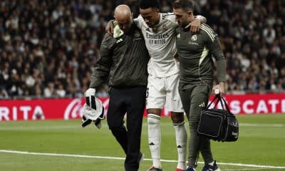 El defensa del Real Madrid Éder Militão se retira lesionado, durante el partido de la jornada 15 de Liga que disputan el Real Madrid y el Celta de vigo en el estadio Bernabéu de Madrid. EFE/ Sergio Pérez