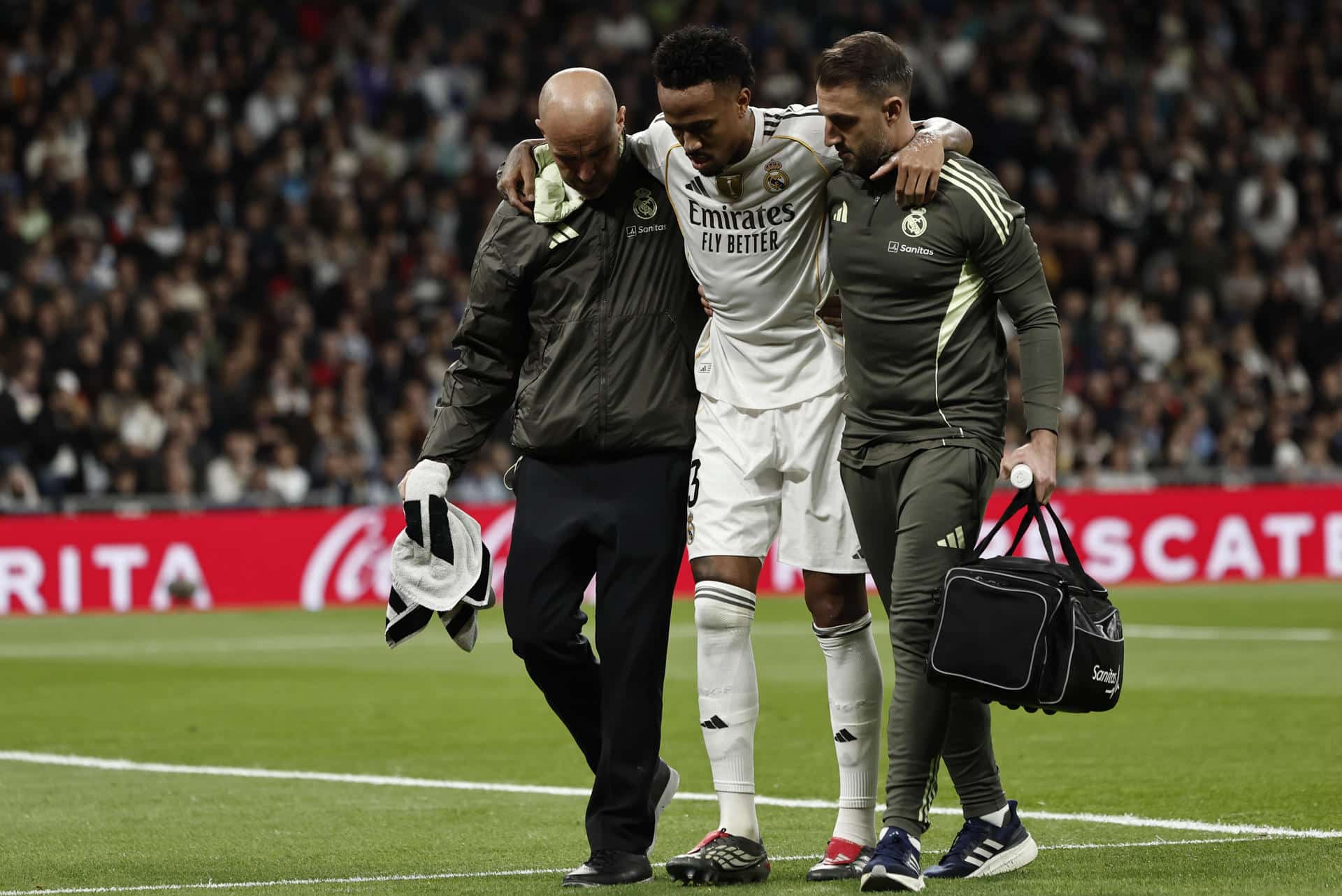 El defensa del Real Madrid Éder Militão se retira lesionado, durante el partido de la jornada 15 de Liga que disputan el Real Madrid y el Celta de vigo en el estadio Bernabéu de Madrid. EFE/ Sergio Pérez