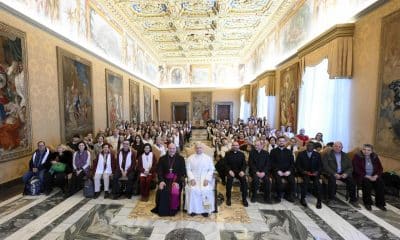 Una imagen facilitada por los Medios Vaticanos muestra al Papa León XIV durante un encuentro con un grupo de peregrinos españoles de la Parroquia de Santo Tomás de Villanueva en Alcalá de Henares, Ciudad del Vaticano, 29 de diciembre de 2025. (Papa) EFE/EPA/VATICAN MEDIA HANDOUT USO EDITORIAL ÚNICAMENTE/SIN VENTAS