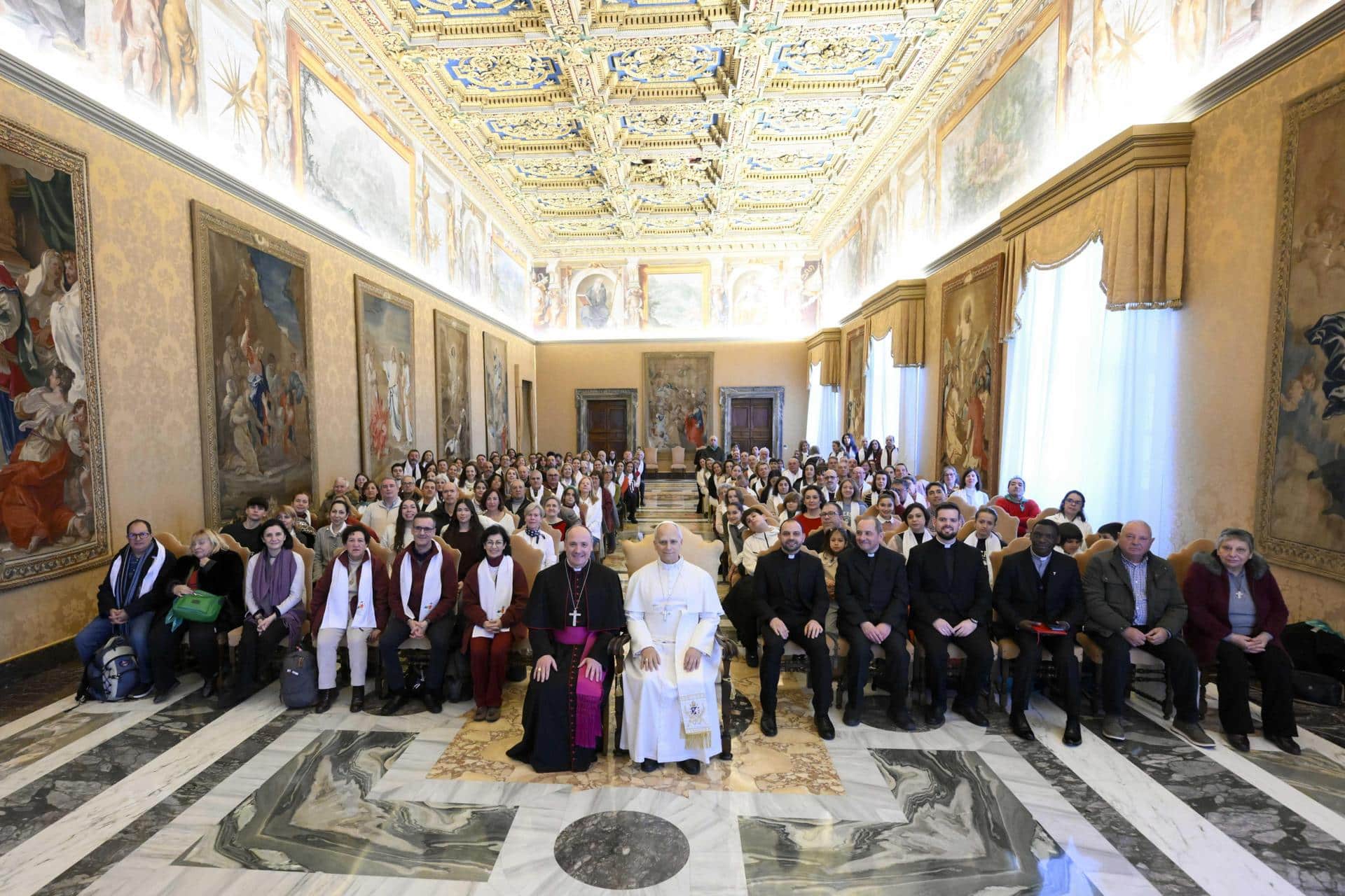 Una imagen facilitada por los Medios Vaticanos muestra al Papa León XIV durante un encuentro con un grupo de peregrinos españoles de la Parroquia de Santo Tomás de Villanueva en Alcalá de Henares, Ciudad del Vaticano, 29 de diciembre de 2025. (Papa) EFE/EPA/VATICAN MEDIA HANDOUT USO EDITORIAL ÚNICAMENTE/SIN VENTAS
