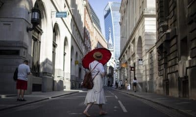 Una mujer usa un paraguas para protegerse del sol en el distrito financiero de la ciudad de Londres, Reino Unido, en una imagen de archivo. EFE/Tolga Akmen