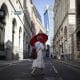 Una mujer usa un paraguas para protegerse del sol en el distrito financiero de la ciudad de Londres, Reino Unido, en una imagen de archivo. EFE/Tolga Akmen