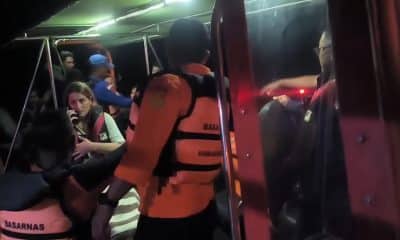 YAKARTA, 27/12/2025.- Equipos de rescate de Indonesia buscan este sábado a cuatro españoles, dos adultos y dos niños, que desaparecieron el viernes tras el naufragio de una embarcación cerca de la isla de Padar, al este de la turística Bali. El servicio de emergencia indonesio SAR ha explicado en un comunicado que los desaparecidos (una pareja y sus dos hijos) son procedentes de España, igual que otras dos personas que ya fueron rescatadas junto a cuatro tripulantes y un guía turístico. En la imagen captura de vídeo de televisión facilitada por el Servicio de Emergencia de Indonesia de una de las embarcaciones de rescate. EFE/ Servicio De Emergencia De Indonesia (SAR) *****SOLO USO EDITORIAL/SOLO DISPONIBLE PARA ILUSTRAR LA NOTICIA QUE ACOMPAÑA (CRÉDITO OBLIGATORIO) *****