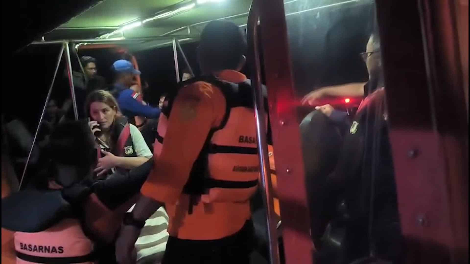 YAKARTA, 27/12/2025.- Equipos de rescate de Indonesia buscan este sábado a cuatro españoles, dos adultos y dos niños, que desaparecieron el viernes tras el naufragio de una embarcación cerca de la isla de Padar, al este de la turística Bali. El servicio de emergencia indonesio SAR ha explicado en un comunicado que los desaparecidos (una pareja y sus dos hijos) son procedentes de España, igual que otras dos personas que ya fueron rescatadas junto a cuatro tripulantes y un guía turístico. En la imagen captura de vídeo de televisión facilitada por el Servicio de Emergencia de Indonesia de una de las embarcaciones de rescate. EFE/ Servicio De Emergencia De Indonesia (SAR) *****SOLO USO EDITORIAL/SOLO DISPONIBLE PARA ILUSTRAR LA NOTICIA QUE ACOMPAÑA (CRÉDITO OBLIGATORIO) *****
