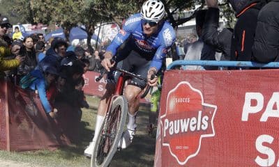Foto de archivo del neerlandés Mathieu Van der Poel, que sumó este viernes su cuarta victoria esta temporada en la Copa del Mundo de ciclocrós, por lo que mantiene el pleno de triunfos desde su estreno en el campeonato, al imponerse en la prueba disputada en Gavere (Bélgica), la séptima del calendario, lo que le sitúa ya segundo en la general. EFE/Morell/Archivo