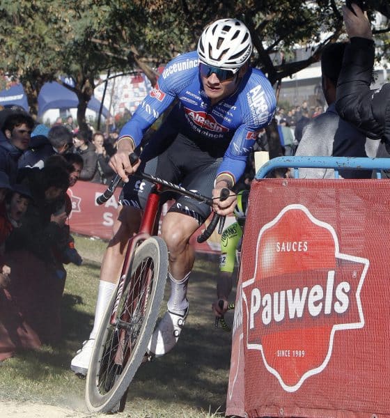 Foto de archivo del neerlandés Mathieu Van der Poel, que sumó este viernes su cuarta victoria esta temporada en la Copa del Mundo de ciclocrós, por lo que mantiene el pleno de triunfos desde su estreno en el campeonato, al imponerse en la prueba disputada en Gavere (Bélgica), la séptima del calendario, lo que le sitúa ya segundo en la general. EFE/Morell/Archivo