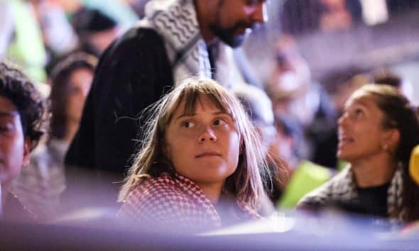 Foto de archivo de la activista sueca Greta Thunberg (c), el pasado 7 de octubre durante una rueda de prensa en Estocolmo en defensa de los habitantes de Gaza. EFE/EPA/CAISA RASMUSSEN