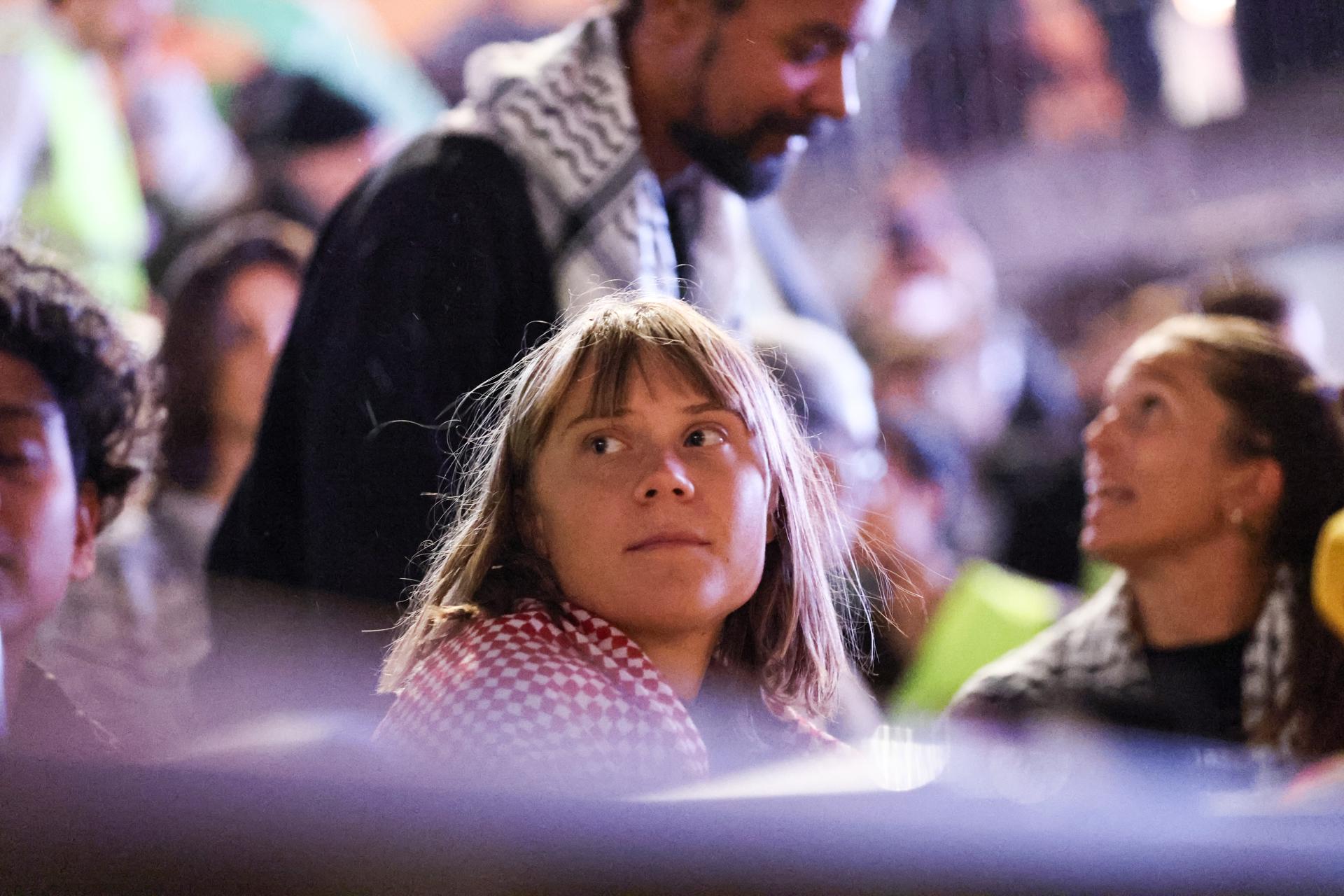 Foto de archivo de la activista sueca Greta Thunberg (c), el pasado 7 de octubre durante una rueda de prensa en Estocolmo en defensa de los habitantes de Gaza. EFE/EPA/CAISA RASMUSSEN