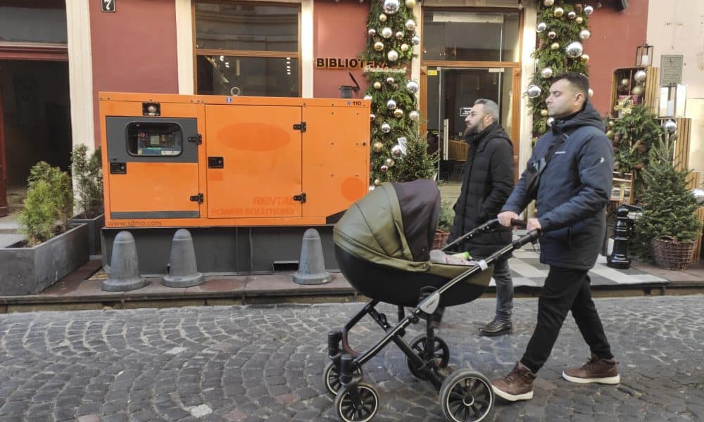 - Un comercio alimentado por un generador en Leópolis (Ucrania), este lunes. Los ucranianos pasan hasta 16 horas al día sin electricidad como consecuencia de los constantes ataques a gran escala de Rusia contra el sistema energético, en medio de interrupciones en el suministro de calefacción y agua, y con reparaciones de emergencia que se esperan que tomen semanas. El zumbido fuerte de decenas de generadores eléctricos portátiles llena las calles de Leópolis. EFE/Rostyslav Averchuk