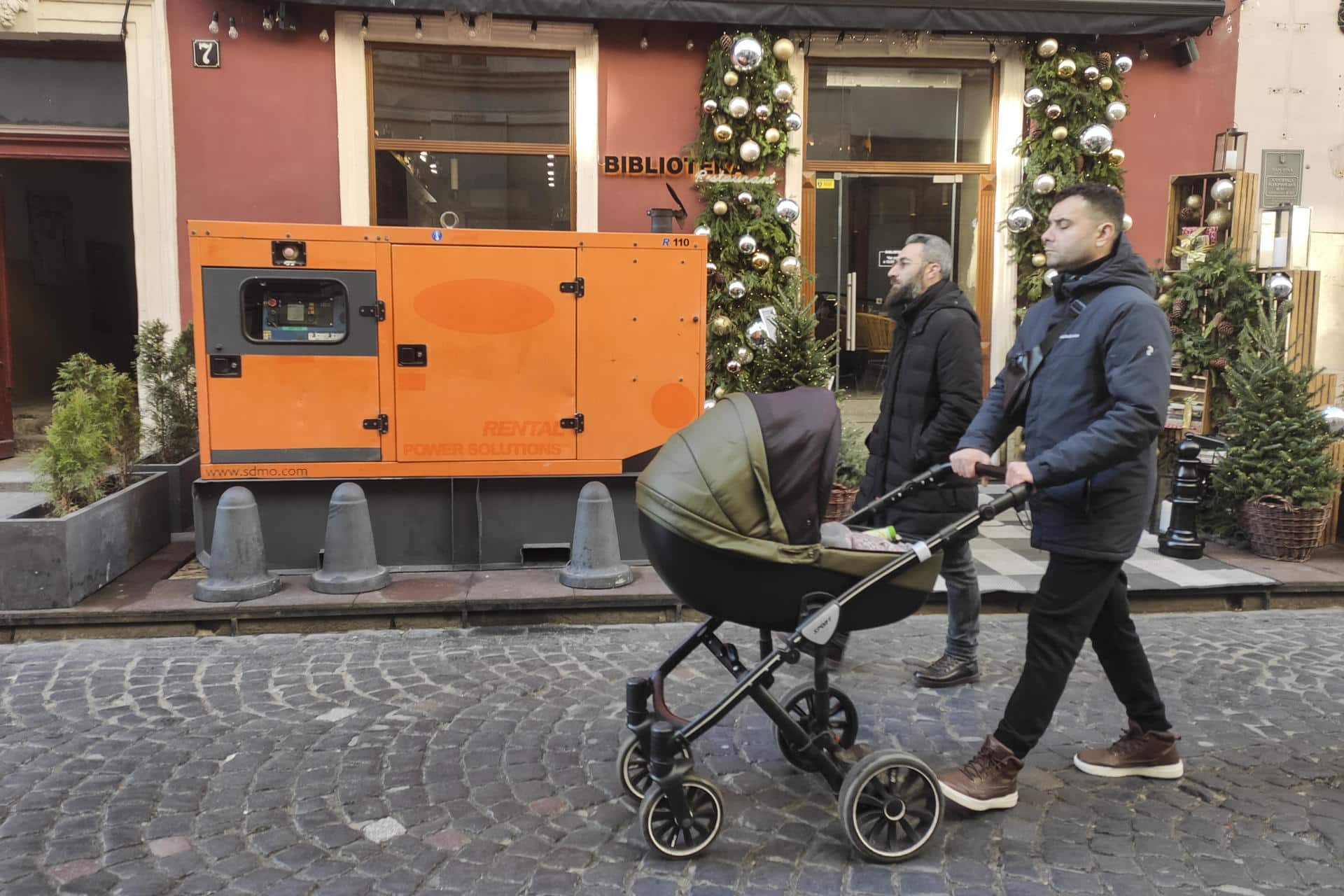- Un comercio alimentado por un generador en Leópolis (Ucrania), este lunes. Los ucranianos pasan hasta 16 horas al día sin electricidad como consecuencia de los constantes ataques a gran escala de Rusia contra el sistema energético, en medio de interrupciones en el suministro de calefacción y agua, y con reparaciones de emergencia que se esperan que tomen semanas. El zumbido fuerte de decenas de generadores eléctricos portátiles llena las calles de Leópolis. EFE/Rostyslav Averchuk