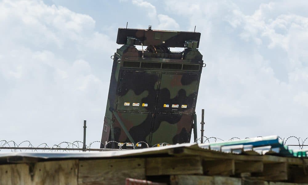 Fotografía del 1 de diciembre de 2025 que muestra un radar estadounidense instalado en el Aeropuerto Internacional ANR Robinson en Crown Point (Trinidad y Tobago). EFE/ Michael Dennison