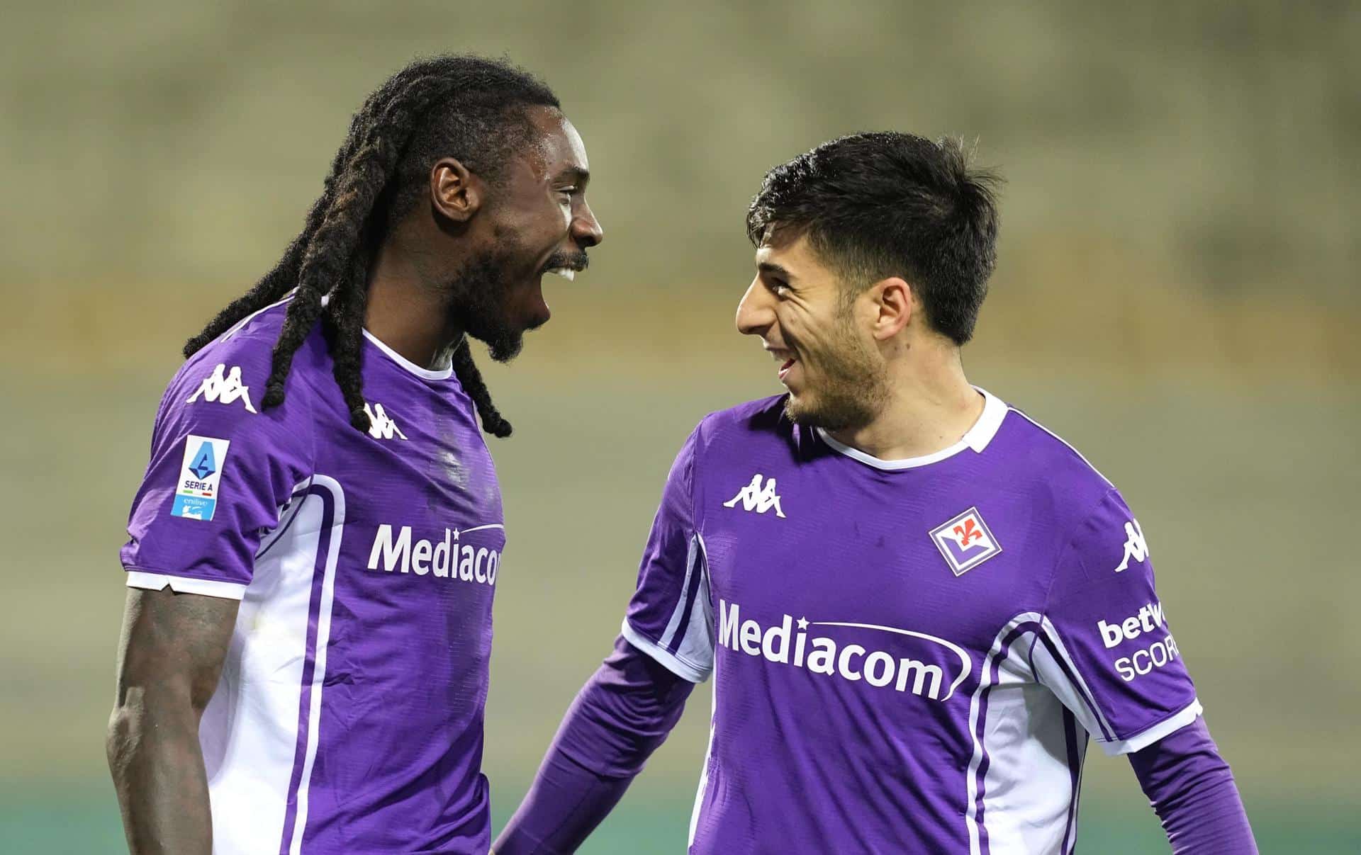 El jugador del Fiorentina Moise Kean (I) celebra el gol del 5-1 durante el partido de la Serie A que han jugado ACF Fiorentina y Udinese Calcio, en Florencia, Italia. EFE/EPA/CLAUDIO GIOVANNINI