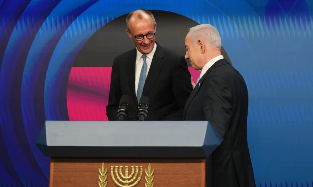Imagen del canciller alermán, Friedrich Merz (L), y el primer ministro de Israel, Benjamin Netanyahu, tras su encuentro en Jerusalén. EFE/EPA/ARIEL SCHALIT / POOL