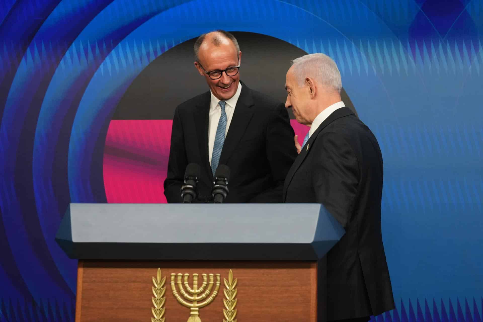 Imagen del canciller alermán, Friedrich Merz (L), y el primer ministro de Israel, Benjamin Netanyahu, tras su encuentro en Jerusalén. EFE/EPA/ARIEL SCHALIT / POOL