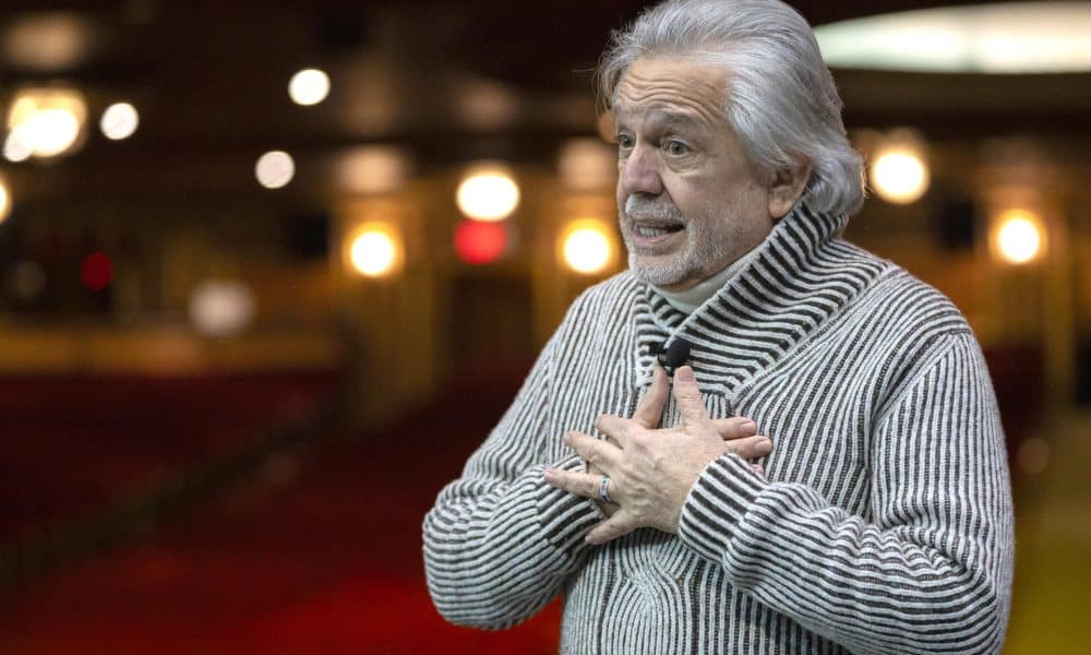 El fundador de la Federación Hispana de Nueva York y uno de los fundadores de Latino Fund, el consultor político Luis A. Miranda, habla con EFE durante una entrevista realizada el jueves 4 de diciembre en el teatro United Palace en el Alto Manhattan de Nueva York. EFE/Ángel Colmenares