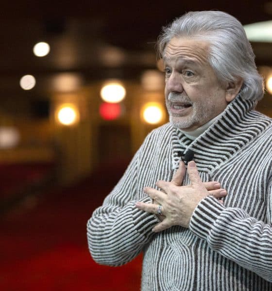 El fundador de la Federación Hispana de Nueva York y uno de los fundadores de Latino Fund, el consultor político Luis A. Miranda, habla con EFE durante una entrevista realizada el jueves 4 de diciembre en el teatro United Palace en el Alto Manhattan de Nueva York. EFE/Ángel Colmenares