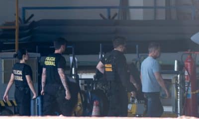 El exdirector de la Policía de Carreteras de Brasil Silvinei Vasques (d) camina custodiado por integrantes de la Policía en un hangar del Aeropuerto Juscelino Kubitscheck este sábado, en Brasilia (Brasil). EFE/Andre Borges