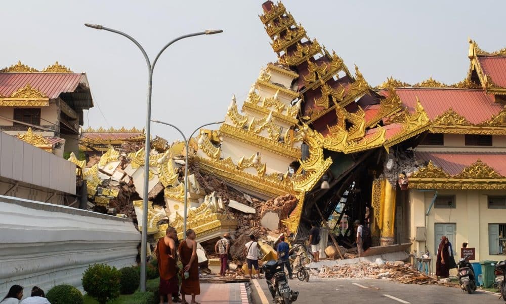 Imagen de archivo de personas observando el colapso de la pagoda Myat Muni en Mandalay a consecuencia del terremoto de Birmania. EFE/EPA/STRINGER