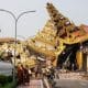 Imagen de archivo de personas observando el colapso de la pagoda Myat Muni en Mandalay a consecuencia del terremoto de Birmania. EFE/EPA/STRINGER