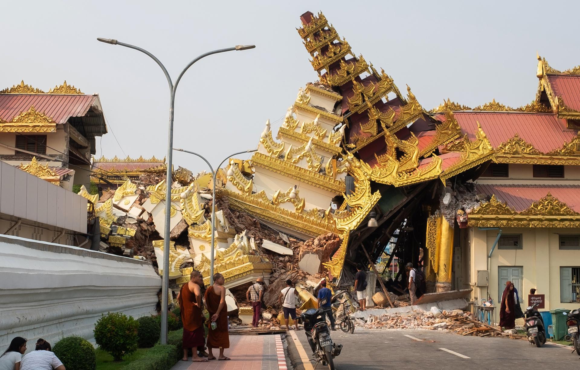 Imagen de archivo de personas observando el colapso de la pagoda Myat Muni en Mandalay a consecuencia del terremoto de Birmania. EFE/EPA/STRINGER
