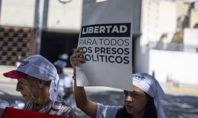 Una persona sostiene un cartel durante una manifestación para exigir la liberación de los presos políticos en Venezuela. EFE/ Miguel Gutierrez