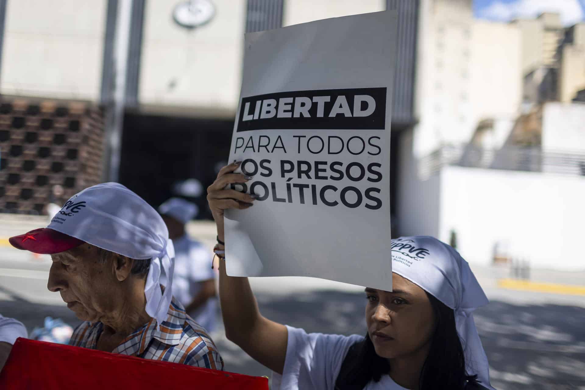 Una persona sostiene un cartel durante una manifestación para exigir la liberación de los presos políticos en Venezuela. EFE/ Miguel Gutierrez