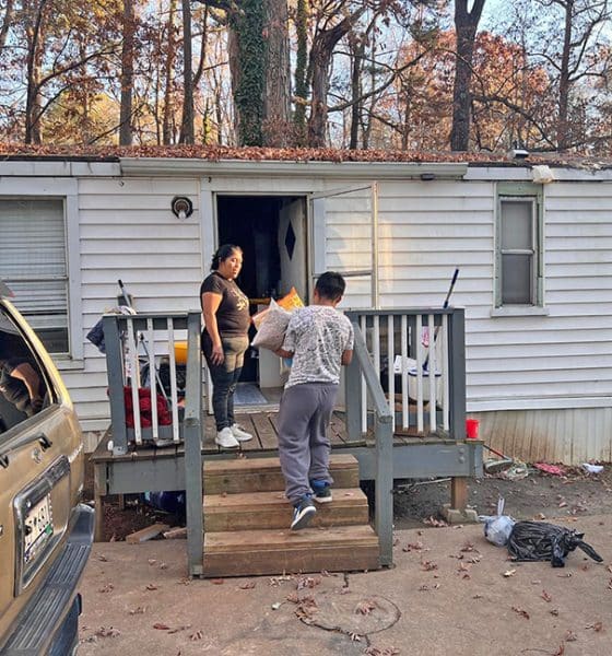 Desalojan a familias hispanas de trailers en Cary