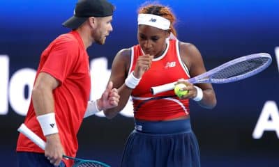 Los estadounidenses Coco Gauff (I) y Christian Harrison durante su partido de cuartos de final de dobles mixtos contra los griegos Maria Sakkari y Stefanos Tsitsipas (no aparecen en la foto) en el torneo de tenis United Cup en la RAC Arena en Perth, Australia. EFE/EPA/RICHARD WAINWRIGHT