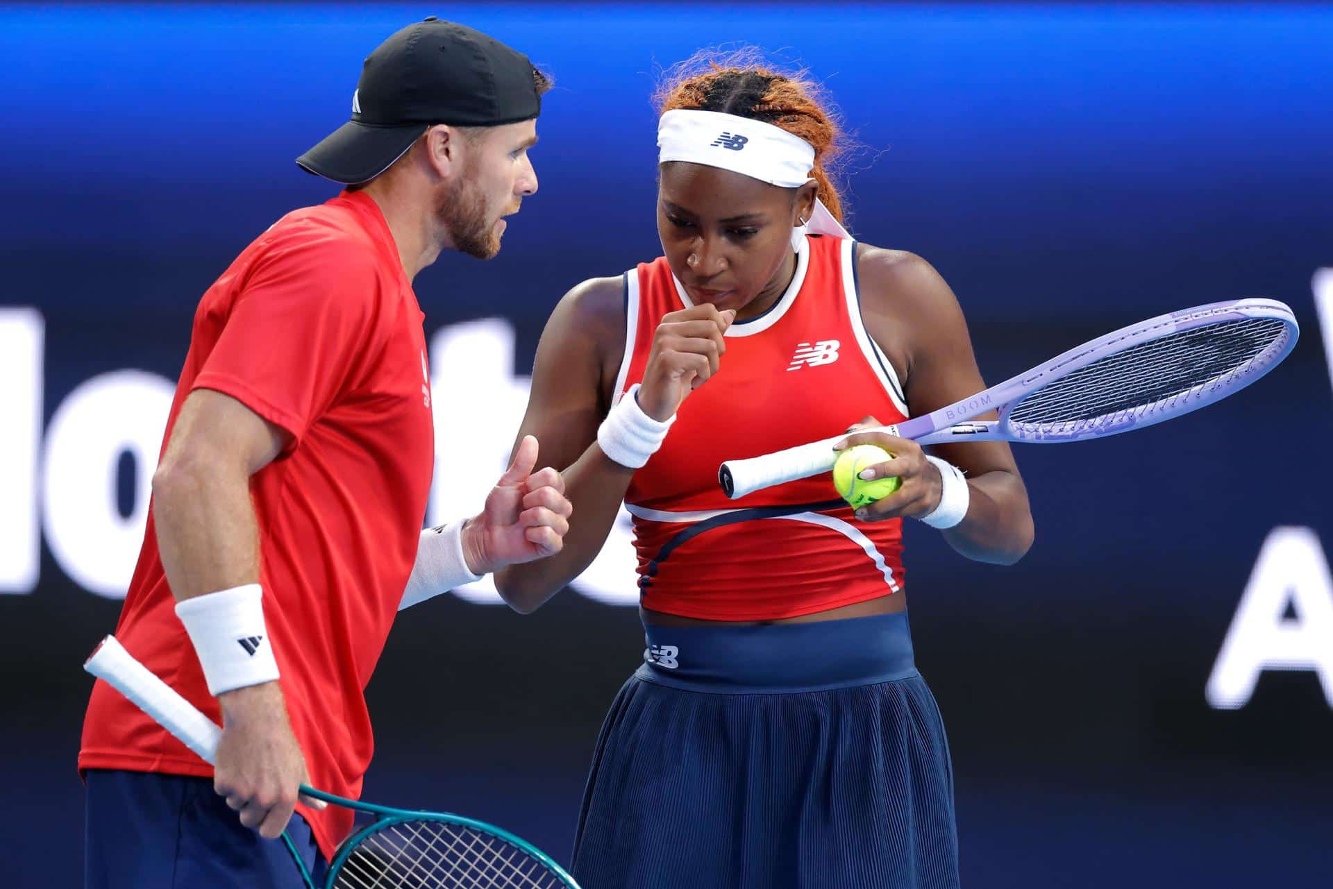 Los estadounidenses Coco Gauff (I) y Christian Harrison durante su partido de cuartos de final de dobles mixtos contra los griegos Maria Sakkari y Stefanos Tsitsipas (no aparecen en la foto) en el torneo de tenis United Cup en la RAC Arena en Perth, Australia. EFE/EPA/RICHARD WAINWRIGHT