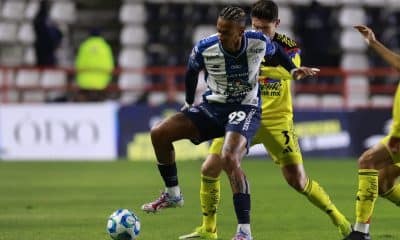 El delantero venezolano de Pachuca, Jhonder Cádiz (c), disputa el balón con el defensor de América Israel Reyes de América (atrás) durante el partido de la tercera jornada del torneo Clausura mexicano jugado este domingo en el estadio Hidalgo. EFE /David Martínez Pelcastre