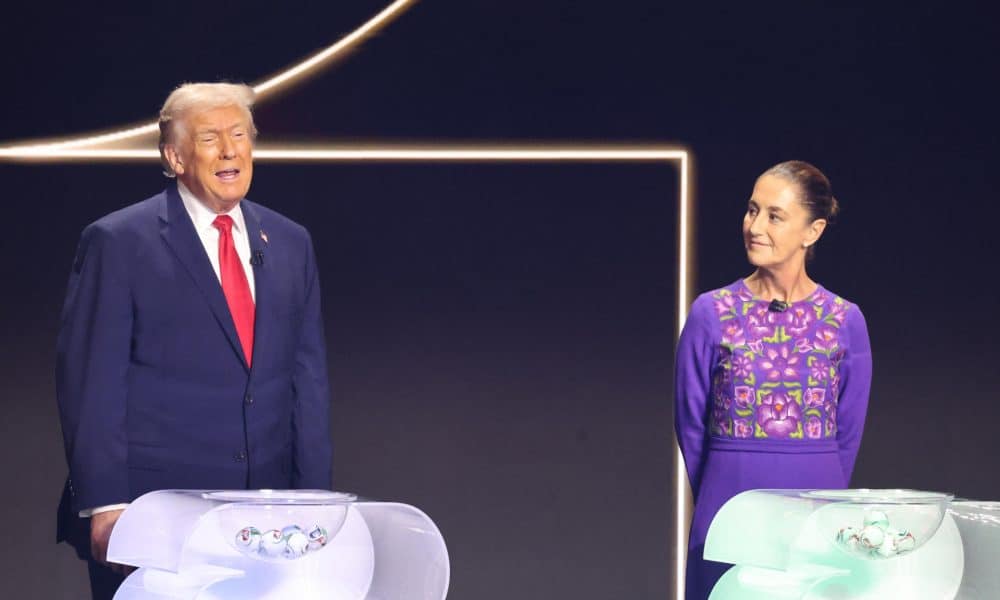 El presidente de Estados Unidos, Donald Trump (i), y la presidenta de México, Claudia Sheinbaum, asisten al sorteo del Mundial de Fútbol FIFA 2026. Imagen de archivo. EFE/ Octavio Guzmán