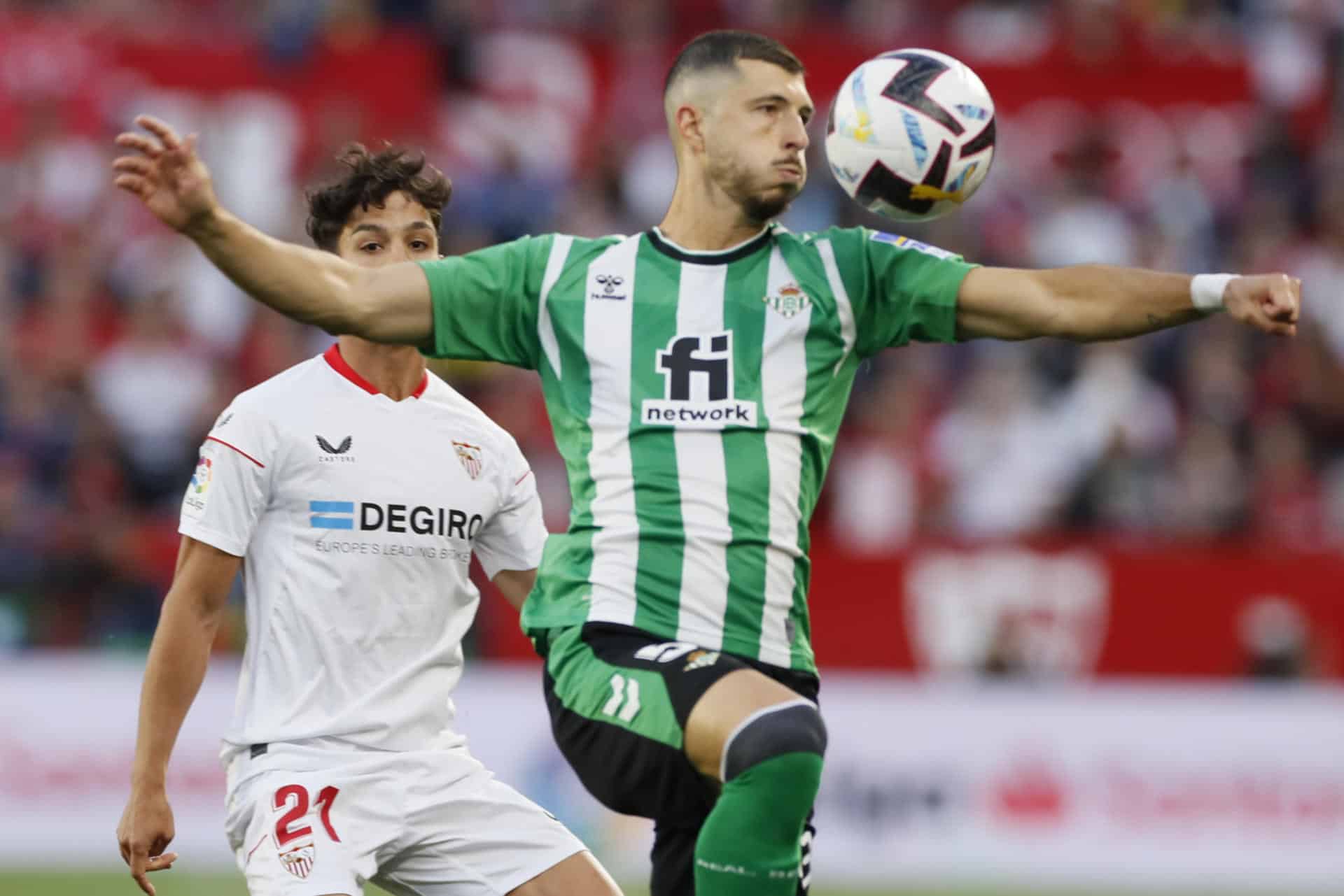 Imagen de archivo del argentino Guido Rodríguez (d) cuando militaba en el Betis. EFE/José Manuel Vidal