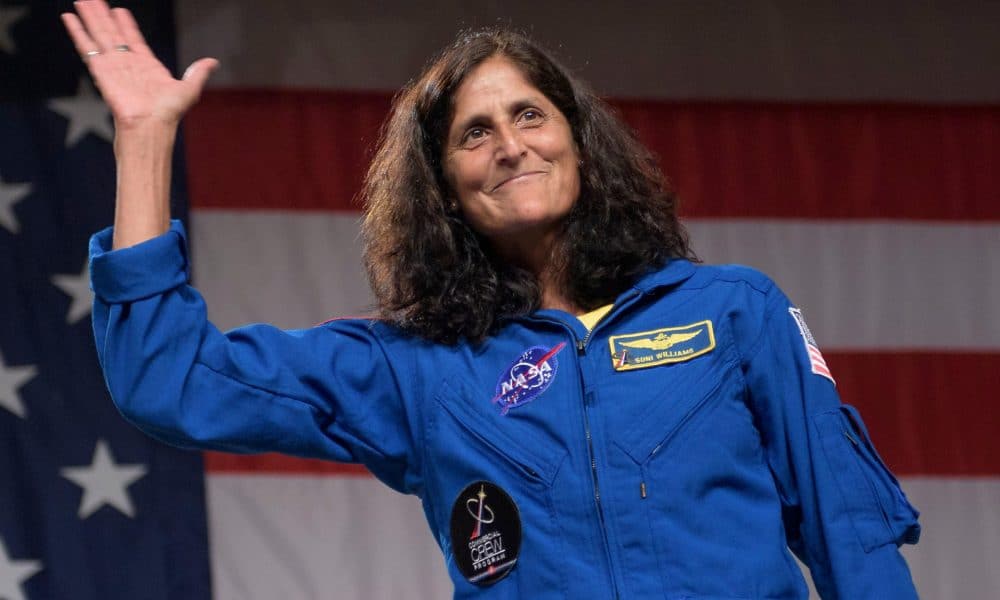 Fotografía fechada el 3 de agosto de 2018 cedida por la NASA que muestra a la astronauta estadounidense Sunita Williams saludando durante un evento en el Centro Espacial Johnson de la NASA en Houston, Texas (EE.UU.). EFE/ Bill Ingalls/NASA /SOLO USO EDITORIAL/ NO VENTAS/ SOLO DISPONIBLE PARA ILUSTRAR LA NOTICIA QUE ACOMPAÑA (CRÉDITO OBLIGATORIO)