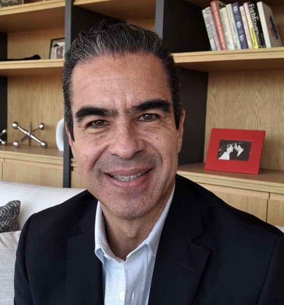 El presidente de la Liga de Béisbol del Pacífico, Salvador Escobar posa durante una entrevista con EFE este sábado, en la Ciudad de México (México). EFE/Gustavo Borges