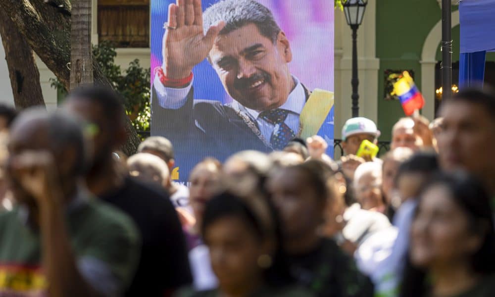 Fotografía que muestra una imagen del presidente de Venezuela, Nicolás Maduro, durante el 'Cabildo abierto en Defensa de la Autodeterminación de los Pueblos' este sábado, en Caracas (Venezuela). EFE/ Miguel Gutiérrez
